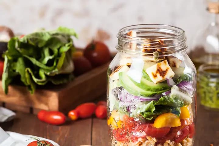 Préparation d'un repas frais et équilibré